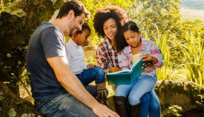 happy-family-reading-together-tree